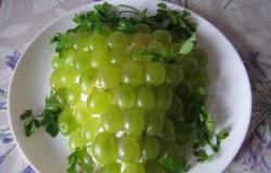 Ensalada “Tiffany” con pollo ahumado y uvas