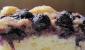 Mousse de frutas vermelhas, cheesecake, torta de folhas, bolinhos, cobertura de madressilva