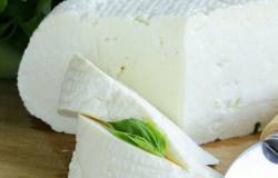 Как да намажете адигейско сирене в тиган?