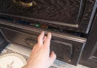 Instalação faça você mesmo de gavetas suspensas em um guarda-roupa arrumado